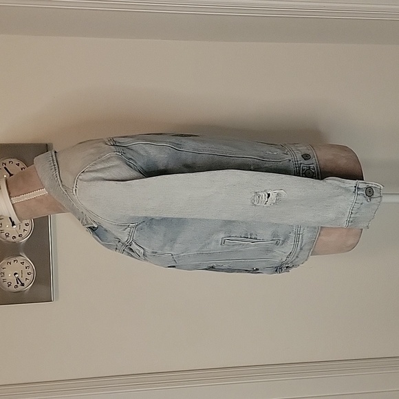 Old Navy Women's Distressed 100% Cotton Denim Jean Jacket. Size XS, EUC - Picture 2 of 7